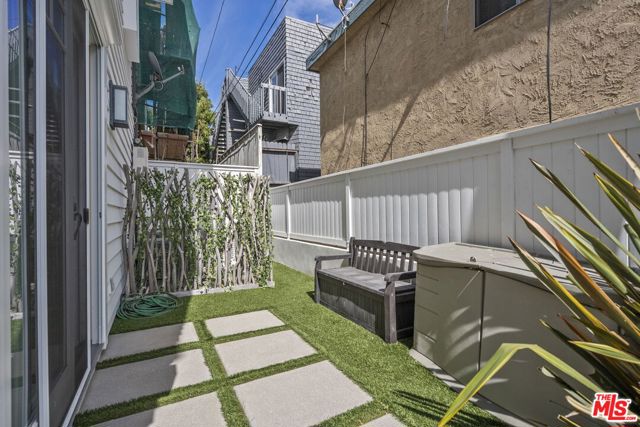636 12th Street, Manhattan Beach CA: https://media.crmls.org/mediaz/402aaa1f-bc1f-4b66-a485-c9ffd8d43185.jpg