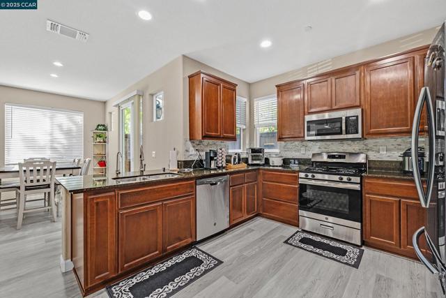 210 Belle Harbor Circle, Pittsburg CA: https://media.crmls.org/mediaz/402ac422-4622-41f7-a724-0eb217853a86.jpg