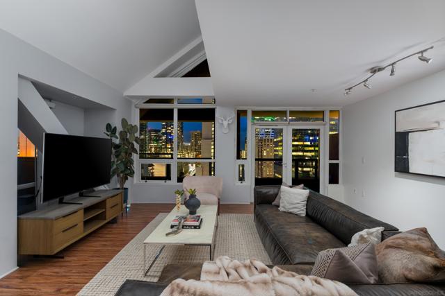 350 W Ash St, San Diego CA: https://media.crmls.org/mediaz/402ae349-3cb1-4119-bf74-184d4b26a658.jpg