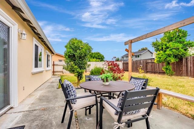 3259 San Carvante Way, Union City CA: https://media.crmls.org/mediaz/402b60f7-9062-4d74-94e5-1d79ea2a2cad.jpg