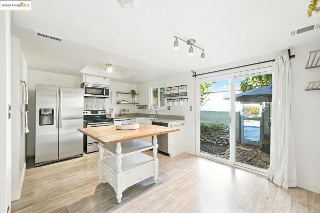 1814 Wildbrook CT, Concord CA: https://media.crmls.org/mediaz/402bc89e-bbcf-4020-9072-24c142d10e4b.jpg