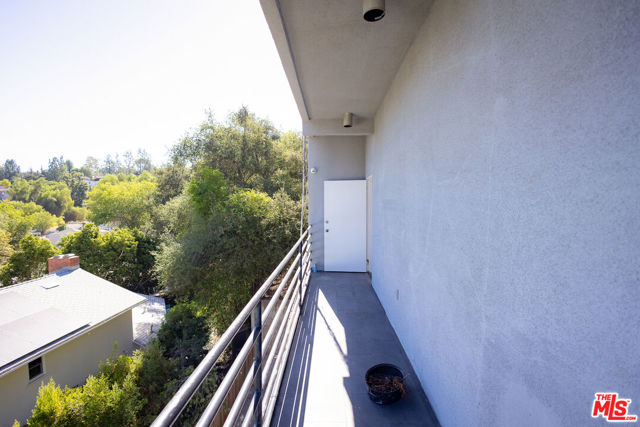 21329 Mulholland Drive, Woodland Hills CA: https://media.crmls.org/mediaz/402cef71-661f-428f-9442-c8989290cfb0.jpg