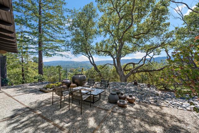 25 Toro Court, Portola Valley CA: https://media.crmls.org/mediaz/402cff01-b574-40d1-ad84-b6897512d06f.jpg