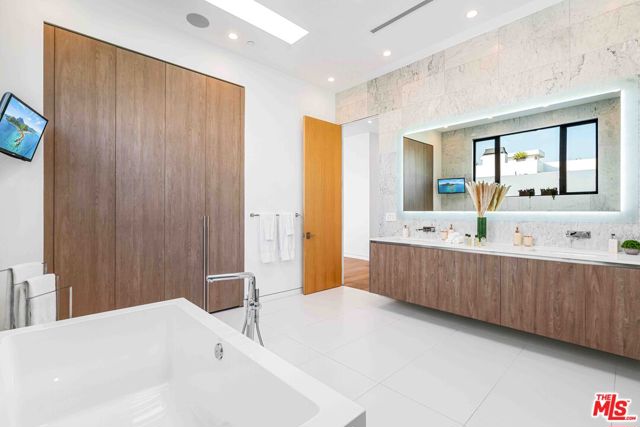 832 N Sierra Bonita Avenue, Los Angeles CA: https://media.crmls.org/mediaz/402d4b8c-5902-43f9-8b7a-dc77ff1cdd1b.jpg