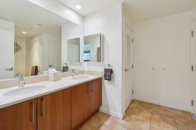 800 The Mark Ln, San Diego CA: https://media.crmls.org/mediaz/402d62f0-e0a8-4908-8519-5b2b542e671b.jpg