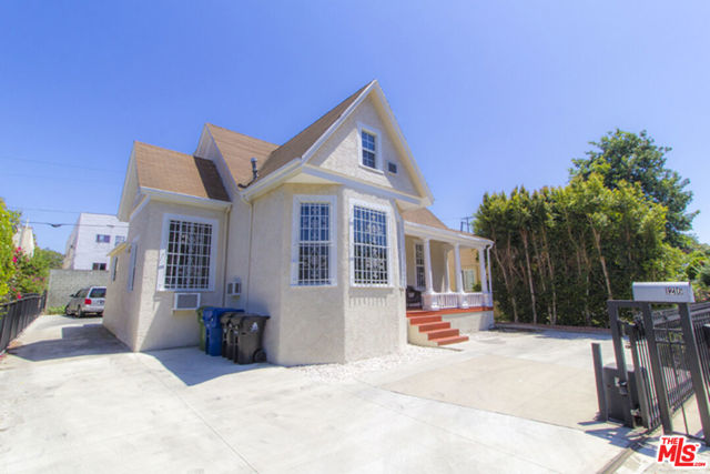1216 S Lucerne Boulevard, Los Angeles CA: https://media.crmls.org/mediaz/402da90b-5a3e-4f1d-946c-1214bfe142a0.jpg