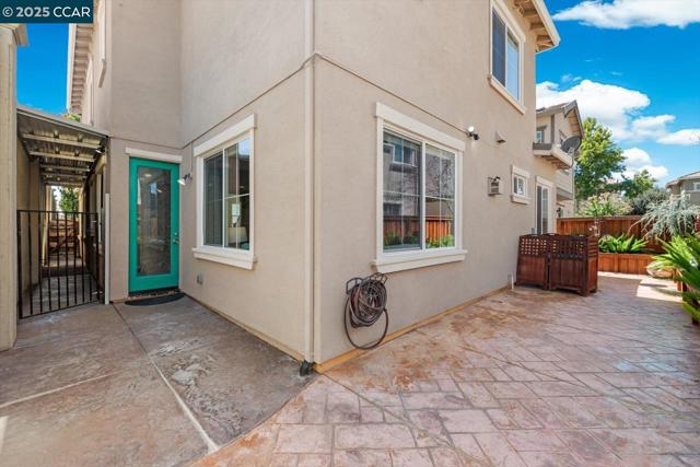 240 Alta St, Brentwood CA: https://media.crmls.org/mediaz/402e0a2d-15a7-4817-8efa-001058697b90.jpg