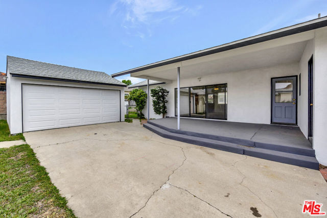 9855 Emperor Avenue, Arcadia CA: https://media.crmls.org/mediaz/402e2869-93ac-41f0-b566-03b7b26a1d10.jpg