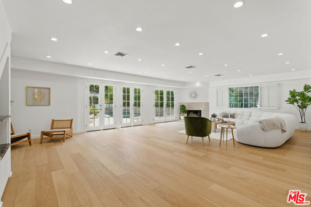 5220 Melvin Avenue, Tarzana CA: https://media.crmls.org/mediaz/402e4272-174d-440f-aab5-03adaa9304fc.jpg