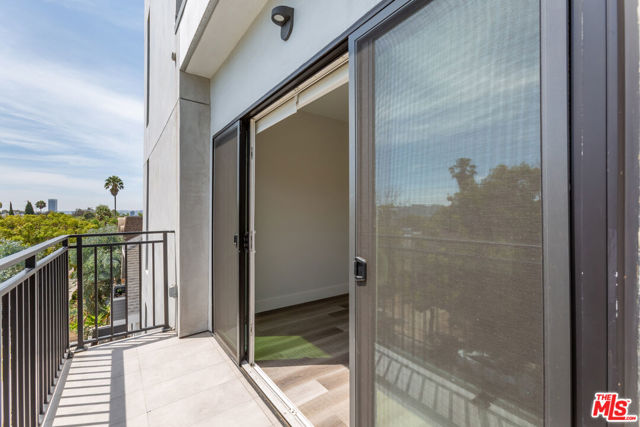857 N Hayworth Avenue, Los Angeles CA: https://media.crmls.org/mediaz/402e7e43-19ef-4f72-a802-313076d29a29.jpg