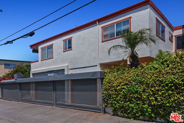 2702 11th Street, Santa Monica CA: https://media.crmls.org/mediaz/402f0ff6-b991-40ee-895d-ce09a9bd53ca.jpg