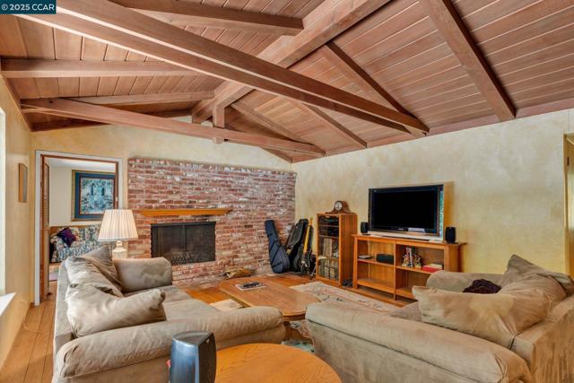 3363 Mcgraw Ln, Lafayette CA: https://media.crmls.org/mediaz/402f9580-1015-4d30-80f8-265dbbfc8089.jpg