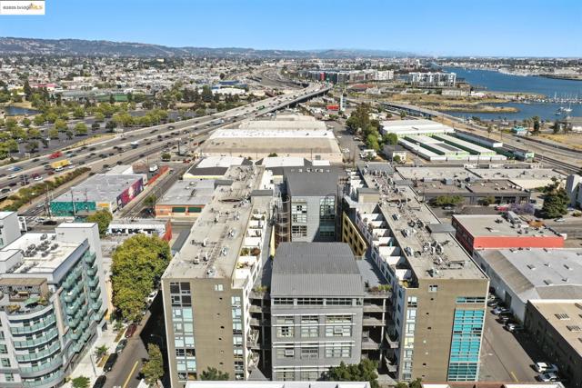 311 Oak St, Oakland CA: https://media.crmls.org/mediaz/402fa53b-b8fe-40f4-9db5-834ec28c759e.jpg