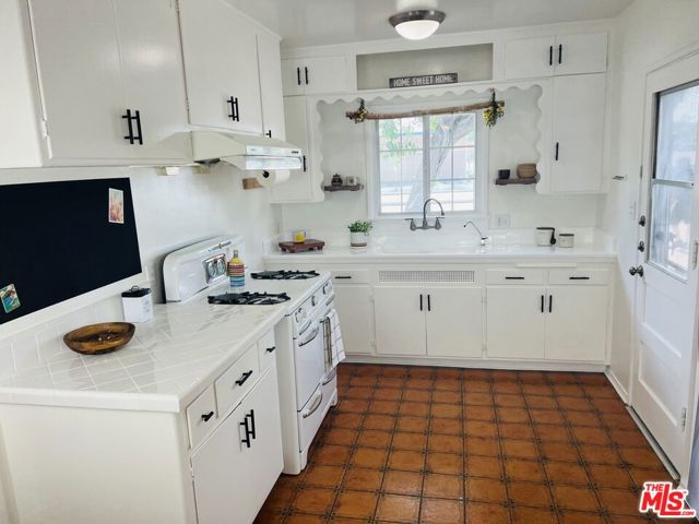 7236 Encino Avenue, Van Nuys CA: https://media.crmls.org/mediaz/40305251-87ae-47e4-be5e-251e8a670c04.jpg