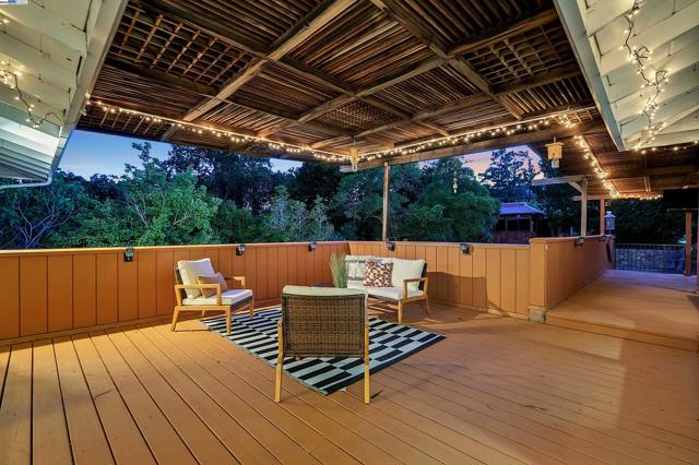 17561 Vineyard Rd, Castro Valley CA: https://media.crmls.org/mediaz/40305a40-d1af-406d-9327-b95cdb8e7b9a.jpg