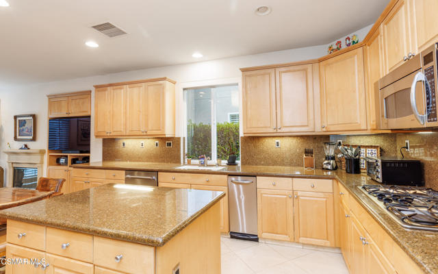 20769 Lugano Way, Porter Ranch CA: https://media.crmls.org/mediaz/40310c49-75ce-4001-9b5f-14c4fcd333ef.jpg