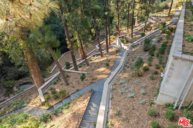 491 N Tigertail Road, Los Angeles CA: https://media.crmls.org/mediaz/4032f323-a369-43c1-be4c-2f808e3eb8e2.jpg