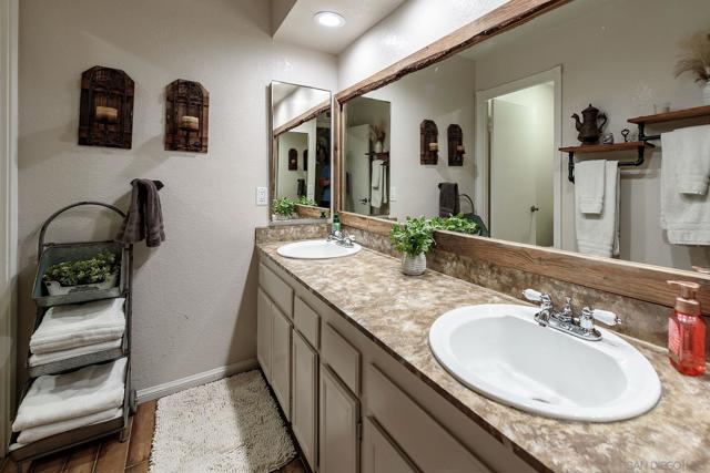 14229 Jennings Vista Way, Lakeside CA: https://media.crmls.org/mediaz/4033565d-d83a-4d00-ac0e-a659166b68cf.jpg