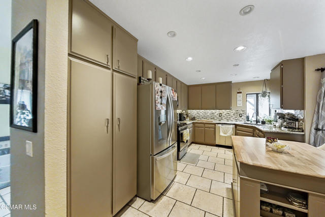 2228 Oak Haven Avenue, Simi Valley CA: https://media.crmls.org/mediaz/4033741d-f469-470d-9384-f500cae39380.jpg