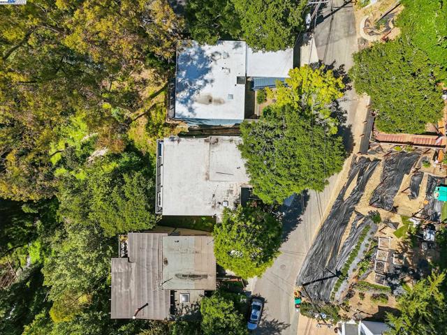 2323 Mastlands Dr, Oakland CA: https://media.crmls.org/mediaz/403457e0-e3af-44b5-a778-8b47ed848e67.jpg