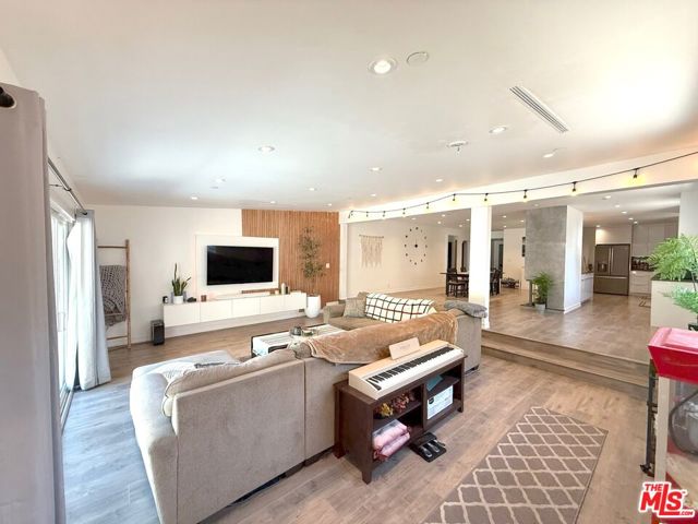 5720 Gentry Avenue, Valley Village CA: https://media.crmls.org/mediaz/4034d53f-4b62-4602-a176-6f22e7a1fb57.jpg