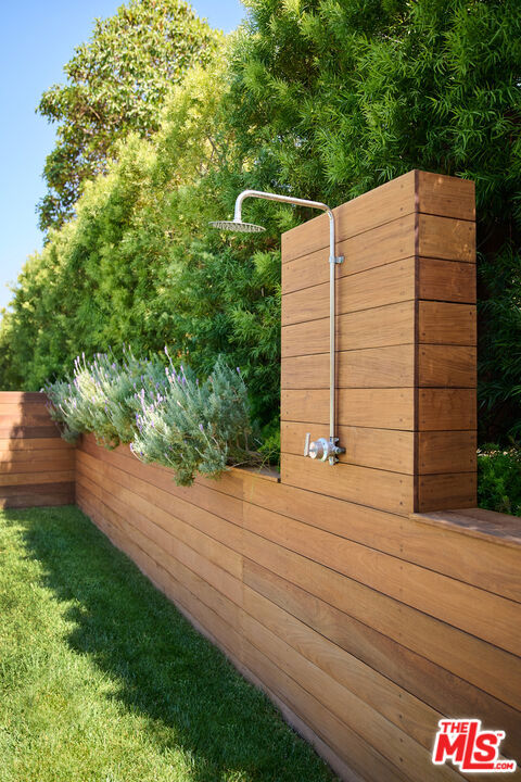 886 Teakwood Road, Los Angeles CA: https://media.crmls.org/mediaz/40354f16-e2e7-4400-a9cc-6a42e4a4bc42.jpg