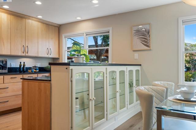 642 Centre Ct, Alameda CA: https://media.crmls.org/mediaz/403573b8-4646-4ae2-ab79-ee679910b3b4.jpg
