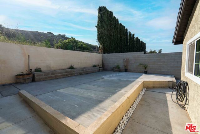 9701 Wheatland Avenue, Sunland CA: https://media.crmls.org/mediaz/40360ffb-5ede-4c41-977d-70ef05671fb7.jpg