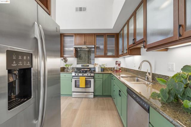 1364 Powell St, Emeryville CA: https://media.crmls.org/mediaz/403640be-37d6-4be6-8ee5-84b4f1ed0a4c.jpg