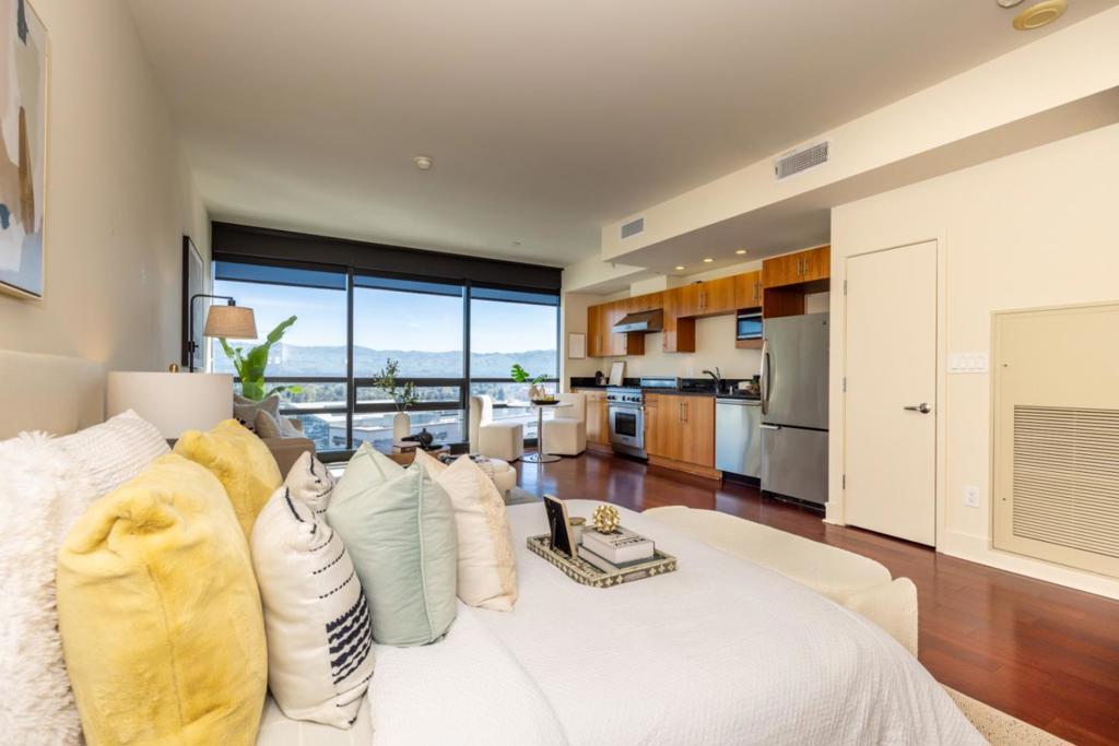 https://media.crmls.org/mediaz/4037bc57-0930-492e-b9ca-9b52b35af181.jpg?preset=X-Large