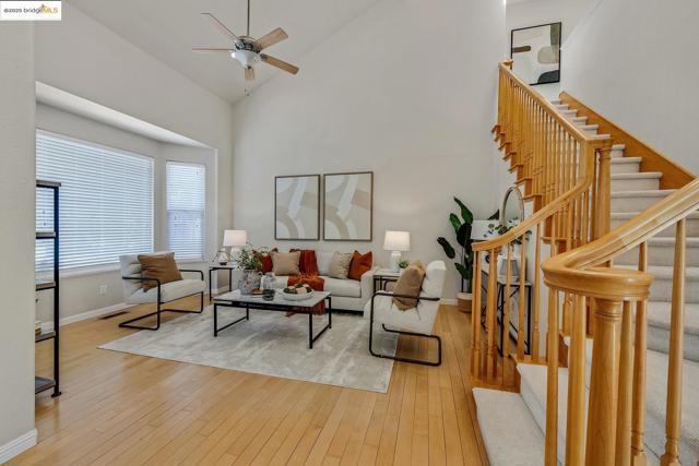 35 Amherst Ct, Menlo Park CA: https://media.crmls.org/mediaz/40383350-9629-41b0-9719-cc1c12334338.jpg