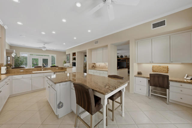 65 San Marino Circle, Rancho Mirage CA: https://media.crmls.org/mediaz/40385528-4d4a-4fa7-96c6-b7375b85e6ac.jpg