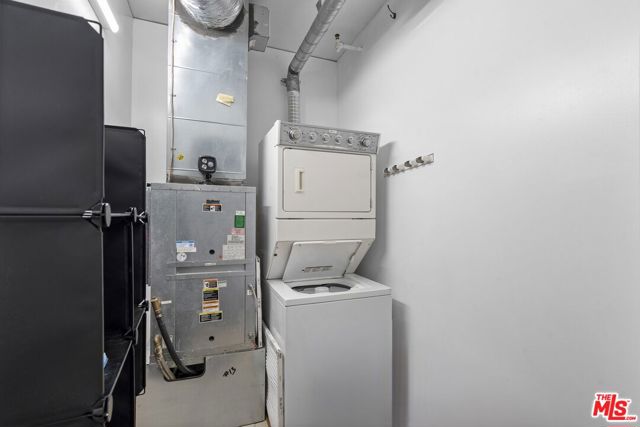 1155 S Grand Avenue, Los Angeles CA: https://media.crmls.org/mediaz/40386797-2844-49a6-92cc-8c0f354b32b9.jpg