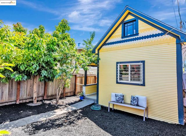 4801 Fairfax Ave, Oakland CA: https://media.crmls.org/mediaz/403892db-34bd-44cb-a5aa-f891b92f9c53.jpg