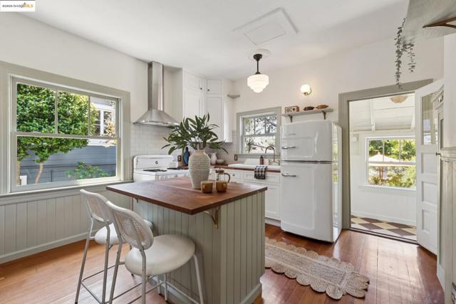 6521 Herzog St, Oakland CA: https://media.crmls.org/mediaz/4038fe4b-0169-45dc-8a99-5ecd7072949f.jpg