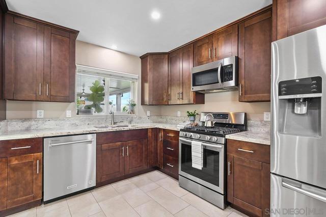 8931 Sunwood Dr, Santee CA: https://media.crmls.org/mediaz/40395196-4d10-415a-a62a-09d61c5dc0d0.jpg