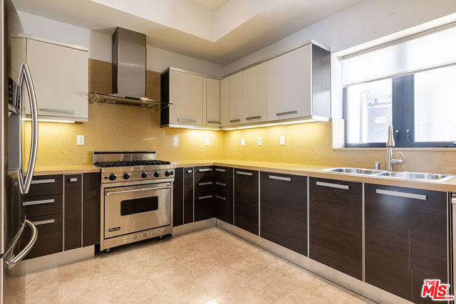 8788 Shoreham Drive, West Hollywood CA: https://media.crmls.org/mediaz/40397434-852f-42e0-8943-2cc2dcff07e8.jpg