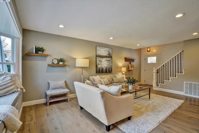 27 Serene Ct, Danville CA: https://media.crmls.org/mediaz/403b68e8-0dd9-43f8-bd88-9368a8ce90a0.jpg