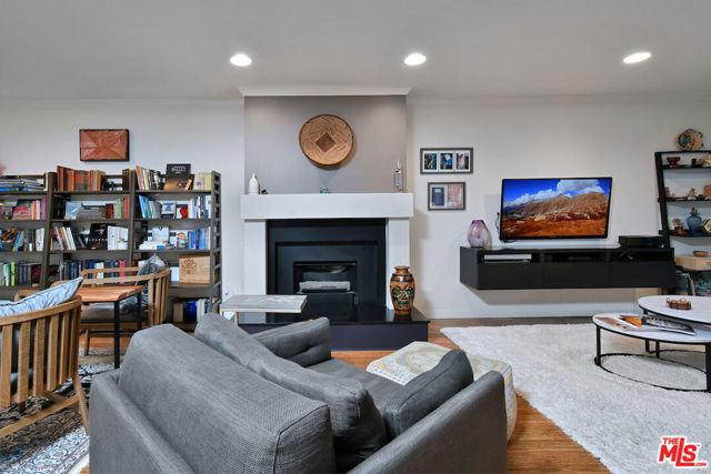 11687 Bellagio Road, Los Angeles CA: https://media.crmls.org/mediaz/403bf4cd-039c-4779-a696-66b31e9c4e01.jpg