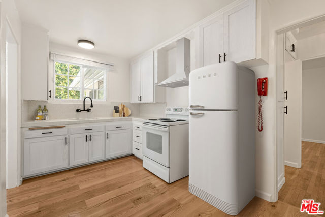 8734 Airlane Avenue, Los Angeles CA: https://media.crmls.org/mediaz/403c04c2-e24e-4bbe-9382-c45f8d470a64.jpg