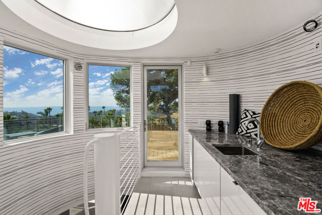 6375 Gayton Place, Malibu CA: https://media.crmls.org/mediaz/403c49a3-48d7-4dee-8c14-6f09426ec370.jpg