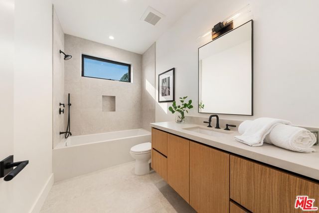 3267 Colby Avenue, Los Angeles CA: https://media.crmls.org/mediaz/403d6fbb-4364-479f-95b5-91963fa6d304.jpg