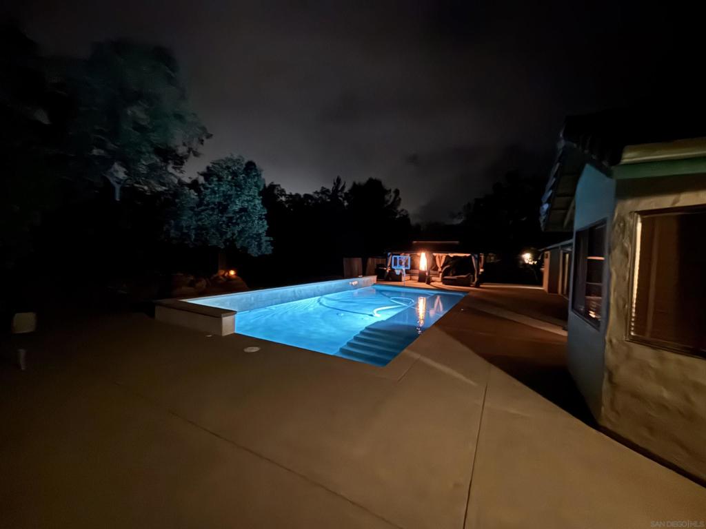 https://media.crmls.org/mediaz/403d7113-f8e5-4b8a-beb6-4a23d38395ad.jpg?preset=X-Large