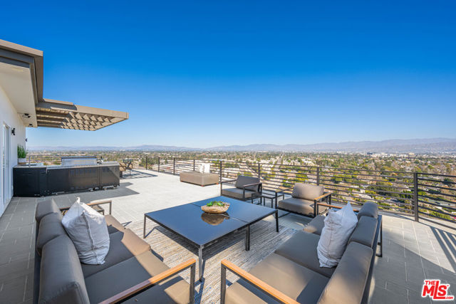 11725 Laurelwood Drive, Studio City CA: https://media.crmls.org/mediaz/403e34e4-9de3-4182-8b95-d7ea99875508.jpg