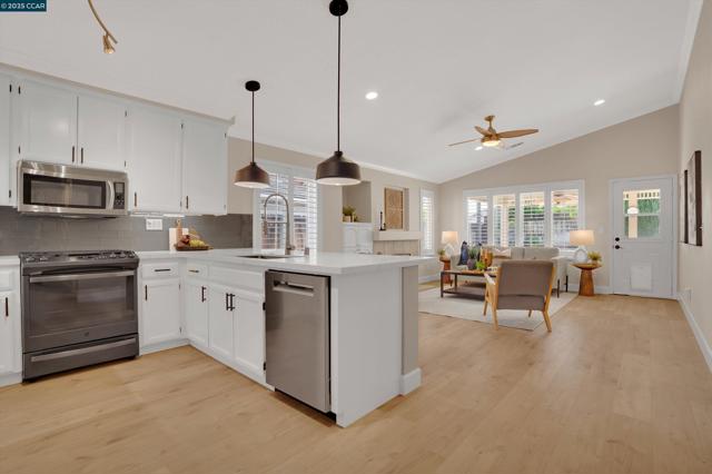 380 Claremont Dr, Brentwood CA: https://media.crmls.org/mediaz/403e5ebb-4491-4d63-b1fe-451604287df8.jpg