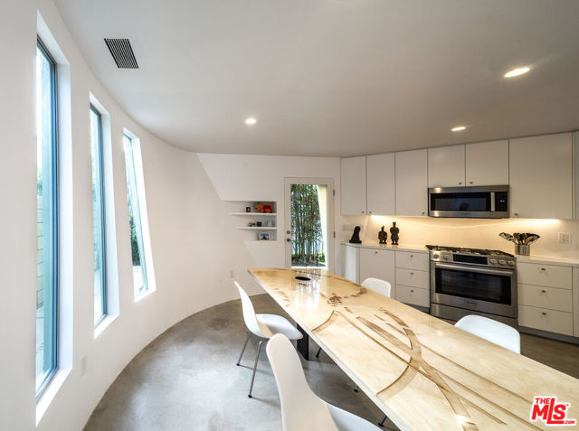 211 Entrada Drive, Santa Monica CA: https://media.crmls.org/mediaz/403ee345-8309-434b-88c2-00d25bbea870.jpg