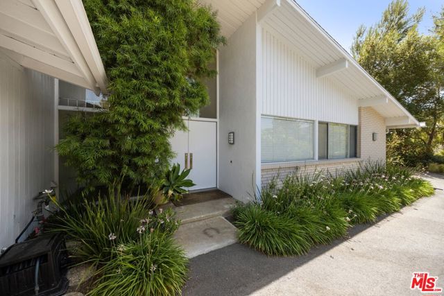 2318 Cheryl Place, Los Angeles CA: https://media.crmls.org/mediaz/403f0716-5e37-4c35-97f1-b3908f0f9350.jpg