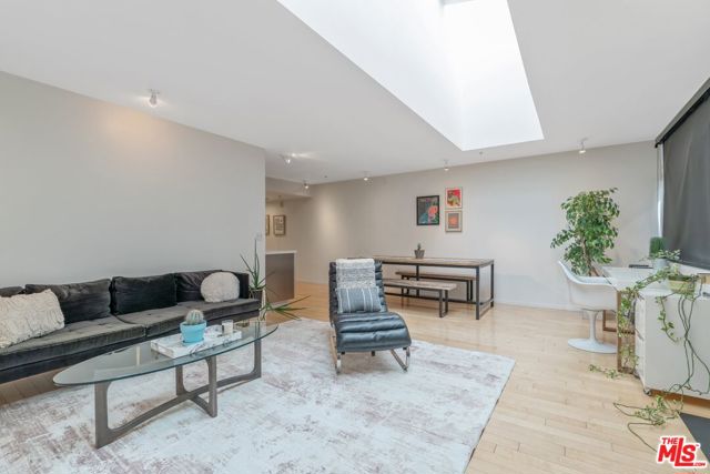 5806 Waring Avenue, Los Angeles CA: https://media.crmls.org/mediaz/403fb70c-4e85-41e3-bec3-08fa37d513a2.jpg
