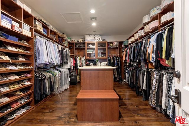 9355 Kirkside Road, Los Angeles CA: https://media.crmls.org/mediaz/404059dd-b859-4281-9bb3-c98f1805be35.jpg