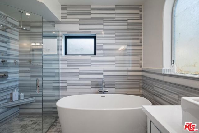 4733 Bonvue Avenue, Los Angeles CA: https://media.crmls.org/mediaz/40410386-d03e-450e-9591-0d728b148fcd.jpg
